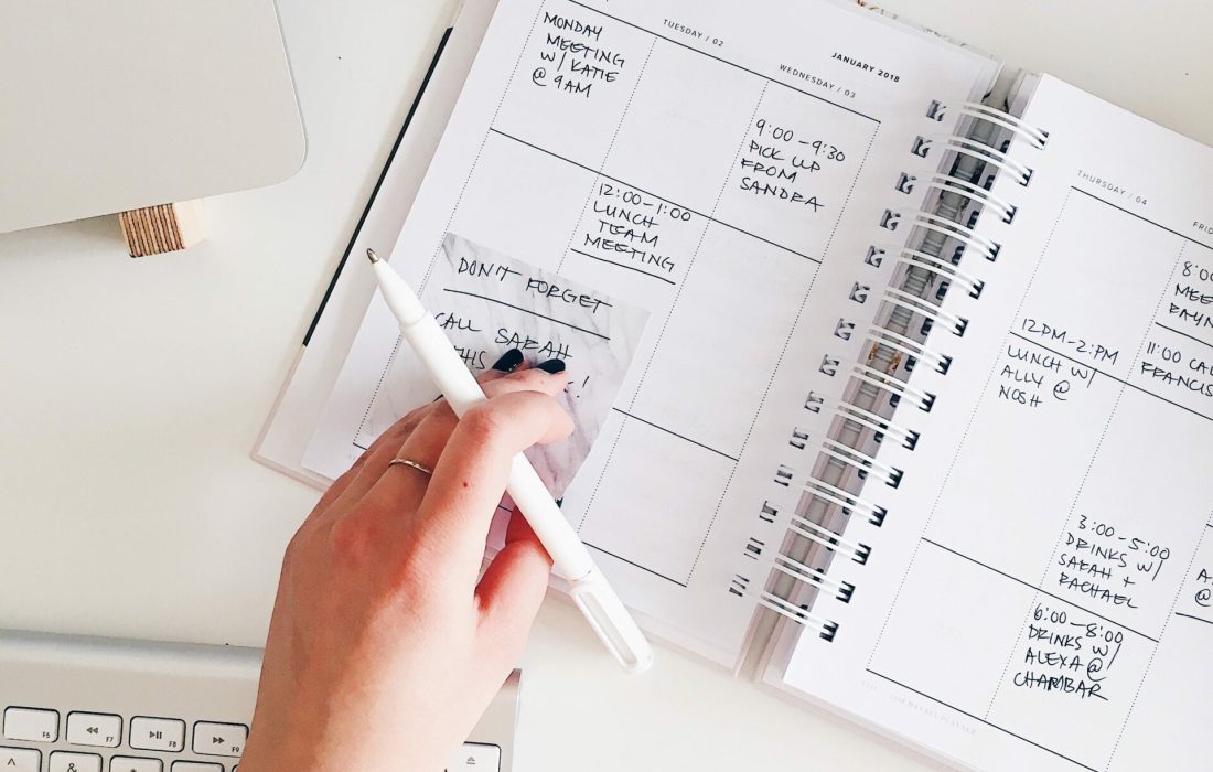 Stratégie de Gestion de Réseaux Sociaux à Ajaccio : Planification avec calendrier éditorial Agence-de-communication à Ajaccio - Gestion-de-réseaux-sociaux. Image illustrant notre approche méthodique en stratégie de gestion de réseaux sociaux, avec un calendrier et un cahier. Explorez nos services pour des stratégies social media performantes à Ajaccio et en Corse.